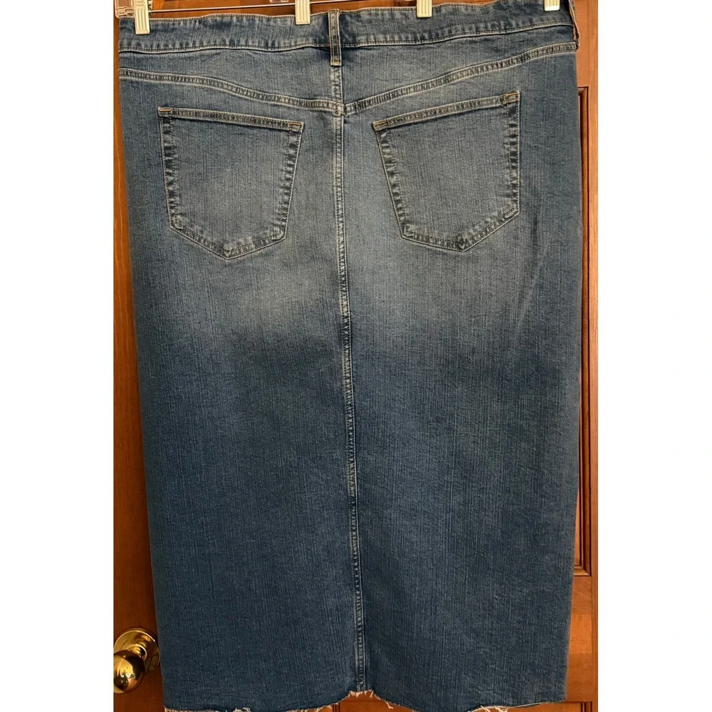 Torrid Feel the Fit Faded Denim Skirt Womens 18 Frayed Hem Front Slit‎ Stretch